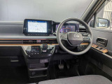 すっきりと洗練されたデザインの運転席・インパネ周り。各操作スイッチがバランス良く配置され、ドライバーが運転に集中しやすい環境です。