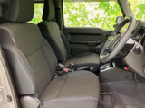 運転席は、シンプルで機能的なデザイン。視界が広く、運転操作もスムーズに行えます。座り心地の良いシートで快適なドライブを。