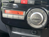 【オートエアコン】一度お好みの温度に設定すれば、車内の温度を検知し風量や温度を自動で調整。暑い&hellip;寒い&hellip;と何度もスイッチ操作をする必要はありません。快適な車内空間には必須の機能ですね♪