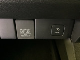 アクセサリーソケットはUSBのアダプターなどをつければ、スマホの充電にも使えます。周辺には物が置けるボックスがついています。