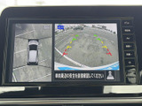 後方確認をサポートするモニター画面。駐車時の安全性を高め、狭い場所でも安心して運転できます。ガイドライン表示も便利です。