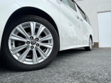 【純正18インチアルミホイール】外観にマッチした純正アルミホイールを装着しております。各種社外アルミホイールや、スタッドレスタイヤも取扱いしております。是非ご相談くださ