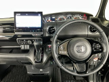 【ハンドル】運転にかかわる様々な操作を安全に行えるように視点移動が少なく操作性に配慮されたスイッチ類が凝縮されたコックピットです。