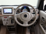 フロントSRSエアバッグは車両前方から乗員が重大な傷害を受けるおそれのある大きな衝撃を受けた場合に作動し、シートベルトが身体を拘束する働きと併せて前席乗員の頭部や胸部などへの衝撃をやわらげる装置です。