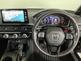 【ハンドル】運転にかかわる様々な操作を安全に行えるように視点移動が少なく操作性に配慮されたスイッチ類が凝縮されたコックピットです。