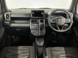【インパネ】運転のしやすさを最優先に設計された見晴らしの良いフロントビュー。車両間隔が掴みやすく狭い道でも安心♪「安全」と「品質」を最優先に、安心してお乗りいただけるクルマを提供いたします。