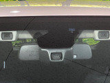 【アイサイトVer3】前方の車両等を検知し、衝突しそうな時は警報で注意を促し、ブレーキを踏む力をサポート。ブレーキを踏めなかった場合は衝突被害軽減ブレーキが作動、衝突回避をサポートします。