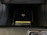 センターコンソールにはワイヤレス充電器を装備してます。Qi(チー)規格対応のスマートフォンなどを置くだけでワイヤレスで充電可能です。