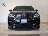 【BMWの伝統-1】BMWの特徴的な&ldquo;キドニーグリル&rdquo;は、80年以上続く伝統の形でございます。変わらないこだわりのデザインが、プレミアムブランド&ldquo;BMW&rdquo;を創り出します。
