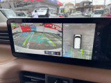 車を真上から見ているように、周囲の状況を把握しながら安心して駐車が行えるアラウンドビューモニター装備!