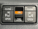 【両側スライドドア】駐車場で隣の車との間隔が狭く乗りにくい時、スライドドアなら安心!ドアオープン時も幅を取らず、開口部が広いので乗り降りがとっても簡単です。大きな荷物の出し入れも後席から可能♪