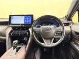 上質で落ち着いた印象のインパネ周りです。各操作スイッチ類も使いやすいよう配置されています。