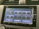 高音質なサウンドで、お気に入りの音楽を堪能できます。様々なメディアに対応し、快適なドライブを演出します。音楽好きにはたまらない機能です。