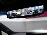 【デジタルインナーミラー】車両後方カメラの映像をインナーミラー内のディスプレイに表示。さらに、前後カメラ映像をデジタルインナーミラーに挿入されたSDカードに録画機能が加わりました