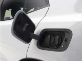 急速充電は、商業施設など外出先の公共の充電ステーションでご利用いただけます。CHAdeMO規格に準拠した150kWの急速充電器を使用した場合、充電率10%から80%まで、約32分で充電できます。