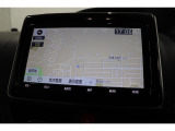 純正9インチSDナビを装備しています。大きな画面で地図も見やすく操作もしやすいです☆ハンズフリー通話や音楽の再生に使えるBluetoothにも対応しています。