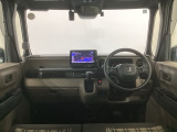 【前方視界】開放的な前方視界!運転がしやすく疲れにくいです♪窓が大きく、見通しがとっても良いおクルマですよ♪