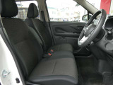 運転席はほどよくホールド感のある形状をしておりますので、運転がしやすいです。