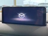 【10.25インチマツダコネクト】車内の雰囲気にマッチした大型ディスプレイ。スマホ接続でのナビ使用やBluetooth再生等、様々な機能が楽しめます。直感的なダイヤル操作が可能で、使い勝手も良好です。