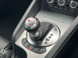 Audiのシフトレバーは、高級感と先進技術を反映したデザインが特徴です。オートマチックトランスミッションやデュアルクラッチトランスミッション(Sトロニック)を採用しております。
