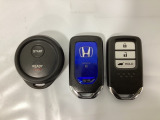 スマートキーを装備しています。鍵を差し込むことなくドアロックの開け閉めと、スタートボタン操作でのエンジンスタートができます。加えて、純正リモコンエンジンスターター用の操作キーもついています。