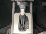 「e:HEV」搭載車です。日常シーンのほとんどをモーターで走行し、高速クルージングなどモーターよりもエンジンの方が効率が良い領域はエンジンで走行、あらゆる領域で優れた燃費走行を実現します。