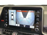 パノラミックビューモニターを装備。駐車場や交差点でクルマを真上から見るように周囲を確認できます。機能の詳細は販売店スタッフまでおたずねください。