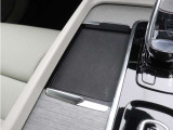 対応機種のスマートフォンを、トンネルコンソールの下のラバープレートに置いておくだけで充電可能。センターディスプレイの機能ビューを使用して、充電プレートのオンとオフを切り替えることができます。