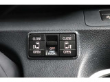 両側電動スライドスイッチ。運転席から操作できます。