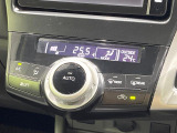 【オートエアコン】一度お好みの温度に設定すれば、車内の温度を検知し風量や温度を自動で調整。暑い&hellip;寒い&hellip;と何度もスイッチ操作をする必要はありません。快適な車内空間には必須の機能ですね♪
