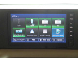 日産純正ディスプレイオーディオを装備しています。Apple CarPlay/Android Auto対応。スマートフォンと連携し、普段使っているアプリを大画面で操作できます。