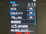 【カラーヘッドアップディスプレイ】現在の速度や走行情報をデジタル表示で運転席前方のガラスに投影!カラー付きで視認性も高く、運転中目線をずらさず必要な情報を確認できるのでとっても便利で安心!