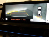【全周囲モニター】車を上空から見下ろしたような映像をカーナビ画面に映し出し、車庫入れや縦列駐車をサポートしてくれます。