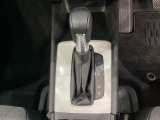 「e:HEV」搭載車です。日常シーンのほとんどをモーターで走行し、高速クルージングなどモーターよりもエンジンの方が効率が良い領域はエンジンで走行、あらゆる領域で優れた燃費走行を実現します。