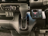 CVT車のセレクトレバーです。低速から高速まで、変速ショックのないスムーズな走りを実現するとともに、エンジン効率のよい領域を維持することで燃費にも貢献します。