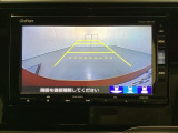 バックでの車庫入れも安心です! リアカメラが付いているバックモニター付のナビを装備しております。操作線もついており距離感も画面から確認できます。