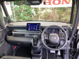 ご覧のように、視界が広く運転しやすいように設計されています。また、フルオートエアコンで快適です。