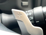 【パドルシフト】ハンドルから手を離さずに素早くシフトアップ&ダウンができるので、エンジンブレーキを使う下り坂や高速道路の合流で加速したい場面で役立ちます。