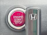 【Hondaスマートキー】カバンやポケットに入れたままでもドアの施錠・解錠が可能なスマートキーを装備。エンジンのオン・オフ時もカギを取り出す必要が無いからとっても便利です♪