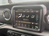 運転席・助手席の温度調節を個々に設定できるデュアルゾーンオートエアコンを装備しております。