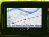 目的地設定がスムーズにできるナビゲーションシステム。高精細な地図表示で、初めての道も安心です。ドライブの計画も立てやすくなっています。