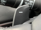 ■パドルシフト■ステアリングから手を離さずに、簡単にシフトチェンジ。マニュアル車感覚のシフトチェンジが愉しめます。自分の手で操縦している感が増して運転を愉しく出来る装備です!