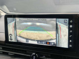 助手席側の死角となる前輪周辺の映像を表示。幅寄せや狭い道路でのすれ違い時に、タイヤやボディを擦らないよう安全な運転をサポートします。