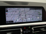 【純正ナビゲーション】BMWのナビゲーションは操作性も良く、詳細な地図情報と交通状況を見やすく表示し、快適なドライビングをサポートしながら目的地までナビゲートします。
