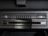 コンソール内一体型のビルトインETC装備!見た目の部分も良いですが、ETCカードの盗難防止になる設置箇所です!料金所の渋滞回避!時間帯・日によって料金の軽減を受けられます!ストレス知らずのドライブ!