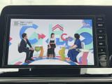 停車中に楽しめるTV機能。ニュースや番組をチェックしながら、休憩時間を有効活用できます。家族でのドライブにもおすすめです。