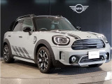 MINIのフロントグリルのデザインはイギリスで生まれた当初から、シルバーのサイドバーが折り重なった伝統的なデザインで御座います。その伝統はBMWのお車になってからでも少しずつ形を変えて守られております