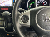 運転中、オーディオの操作をしてて、ハッとしたことはありませんか?ステアリングスイッチは、運転中でもハンドルでオーディオの操作が可能です。安全なドライブをサポートします。