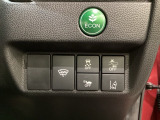 Hondaセンシング用の、VSA(ABS+TCS+横滑り抑制)解除と路外逸脱抑制機能のオンオフスイッチなどはハンドルの右側に装備しています。燃費に役立つECONボタンもここです。