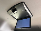 【後席モニター】家族や友人とお出かけする機会が多い方に大人気の後席モニターを装備!見やすい位置に画面がありテレビやDVDの視聴も快適!友達もお子様も、後席にしか乗らなくなるかも??